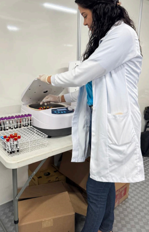 Biomédica operando equipamento laboratorial