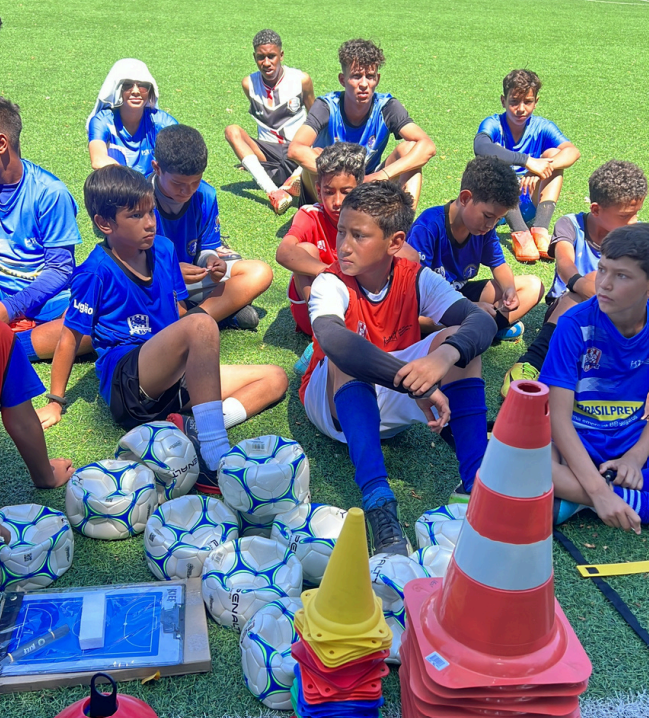 Jovem atleta finalizando jogada