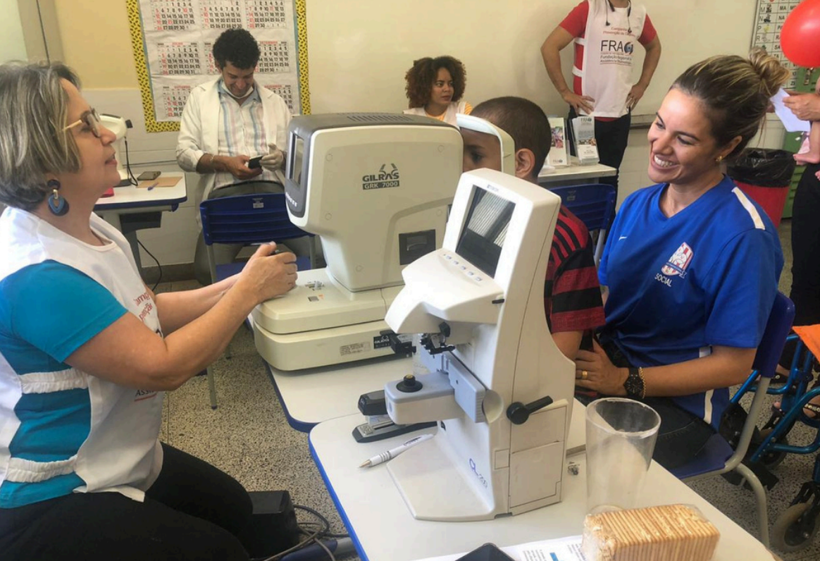 Exame de oftalmologia em criança